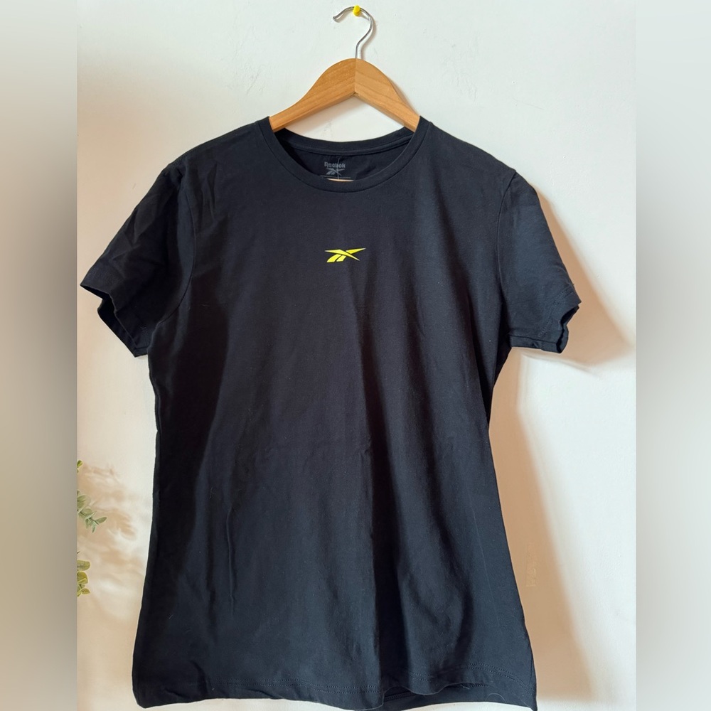 NWT Reebok Short Sleeve Graphic Black Multicolor Logo Tee Women’s Large